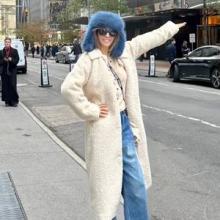 김완선, 뉴욕 겨울 잇걸! 블루 퍼햇에 보글보글 롱코트 50대 디바 겨울 감성룩