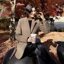 ‘공개 열애 1년’ 정은채, 사랑스런 헤링본 재킷! 힙&시크 미술관 나들이룩