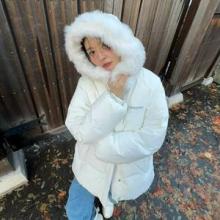 권나라, 퍼 후드가 찰떡! 동화 속에 튀어나온 듯 얼굴 감싼 화이트 패딩룩