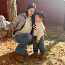 손연재, 손 많이 가는 1살 아들과 행복한 산책! 신발까지 깔맞춤 시밀러 커플룩