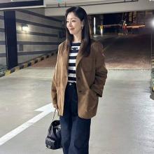 오나라, 현실 스타일도 퍼펙트! 스트라이프에 스웨이드 재킷 꾸안꾸 심플리티 데일리룩