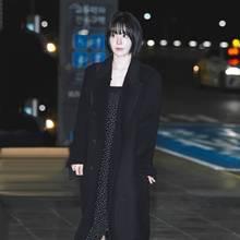 [패션엔 포토] 르세라핌 사쿠라, 도트 원피스와 꿀조합! 맥시 코트 휘날리며 도쿄 출국