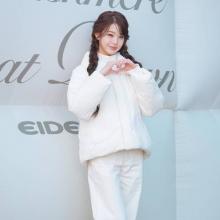 [패션엔 포토] 아이브 장원영, 성수동이 발칵! 양갈래 머리의 AI인형 올 화이트 패딩룩