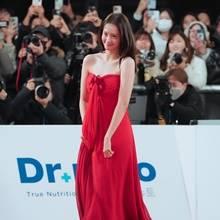 [패션엔 포토] 소녀시대 윤아, 청룡 인기 스타상! 러블리한 몸짓 유혹적인 레드 드레스룩