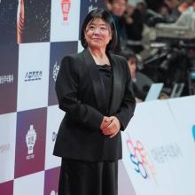 [패션엔 포토] 이정은, 반짝반짝 빛나는 든든한 맏언니! 올 블랙 광택 슈트 드레스룩 