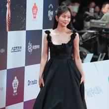 [패션엔 포토] 김소현, 꽃같은 자태! 청룡영화상 레드카펫 수놓은 블랙 드레스룩