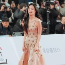 [패션엔 포토] 이선빈, 8년째 열애 이광수도 놀랄 은근 볼륨 미모! 누드빛 스팽글 드레스룩