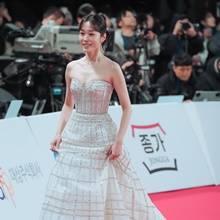 [패션엔 포토] 노윤서, 여신 미모로 수놓은 청룡 레드카펫...예술적인 스팽글 드레스룩