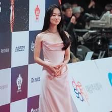 [패션엔 포토] 전여빈, 청룡의 핑크빛 여신! 레드카펫 수놓은 하늘하늘 핑크 슬립 드레스룩