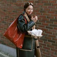 이민정, 동네 빵집 패션도 럭셔리! 오버핏 실루엣의 고급감 무스탕 코트 윈터룩