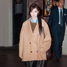 [패션엔 포토] 에스파 지젤, 더블 재킷과 가죽 팬츠 조합! 멋스러운 오버핏 더블 슈트핏