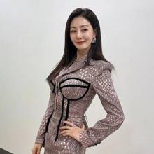 오나라, 오랜만에 용기낸 스타일! 반짝이에 블랙 트리밍 시선올킬 투피스 슈트 출근룩