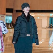 [패션엔 포토] 아이브 안유진, K-팝 요정이 숏패딩 입을 때! 힙 끝판왕 비니와 오버핏 팬츠 출국룩