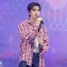 [그 옷 어디꺼] '폭군의 대세 배우' 이채민, 난리난 팬미팅! 툭 걸친 핑크 체크 셔츠 어디꺼?