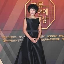 [패션엔 포토] 53세 이본, 돌아온 90년대 아이콘...변함없는 매력 시대를 초월한 블랙 드레스룩