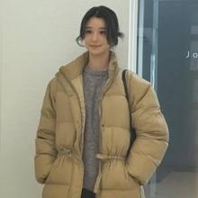 서예지, 툭 걸친 패딩 극강 여친룩! 베이지 웜톤이 찰떡 슬림 스트링 패딩룩