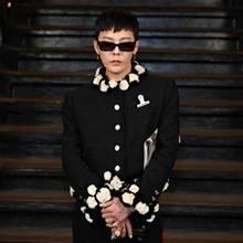 지드래곤, 남자도 입는 동백꽃 트위드룩! 뉴욕 샤넬쇼 뒤흔든 블랙 트위드룩