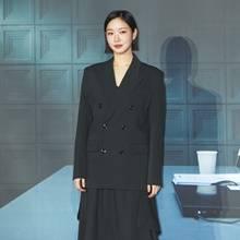 [패션엔 포토] 김고은, 팬츠와 스커트를 동시에! 필승 조합 스커트 오버 팬츠 슈트룩