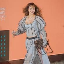 [패션엔 포토] 블랙핑크 리사, 만화 뚫고 나왔나? 난리난 명동 휘날리는 코르셋 드레스룩