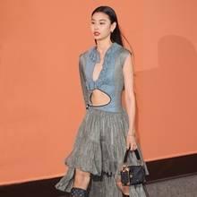 [패션엔 포토] 정호연, 역시 월드클래스! 유려한 실루엣 써클 컷아웃 러플 드레스룩