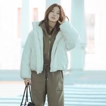 [패션엔 포토] 르세라핌 카즈하, 포근한 대만 출국길! 점프슈트 위에 툭 걸친 화이트 숏패딩룩