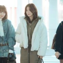 [패션엔숏] 르세라핌 카즈하, 포근한 대만 출국길! 점프슈트 위에 툭 걸친 화이트 숏패딩룩