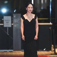 [패션엔 포토] 송지효, 영화배우가 선정한 최고 배우상...레드카펫 접수한 블랙 드레스룩