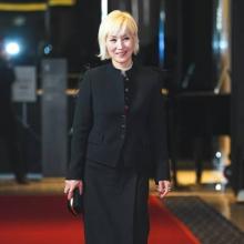 [패션엔 포토] 이혜영, 여우주연상! 62세 왕언니의 존재감 우아한 레드카펫 블랙 투피스룩 