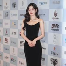 [패션엔 포토] 이유비, 데뷔후 첫 영화제 MC! 설레고 떨리는 레드카펫 블랙 드레스룩