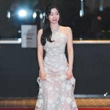 [패션엔 포토] 트와이스 다현, 꽃같은 미모! 레드카펫 수놓은 플라워 자수 장식 드레스룩