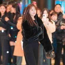 [패션엔 포토] 한효주, 포근함과 스타일을 동시에! 페이크 퍼 재킷으로 뽐낸 올 블랙룩