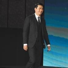 [패션엔 포토] 현빈, 체중 14kg 일부러 증량! 한층 푸근해진 비주얼 위압적인 쓰피피스 슈트핏