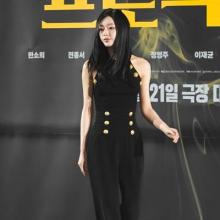 [패션엔 포토] 오마이걸 유아, 30세에 깜짝 배우 데뷔! 멋스러운 금빛 버튼 블랙 슈트룩