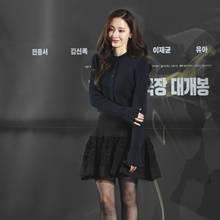 [패션엔 포토] 전종서, 카디건과 러플 스커트 꿀조합! 황금비율 뽐낸 러블리 니트 투피스룩