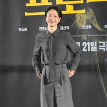 [패션엔 포토] 김신록, ‘눈물의 여왕’ 첫째 며느리! 분위기 장악 롱 타이 톤온톤 셔츠룩