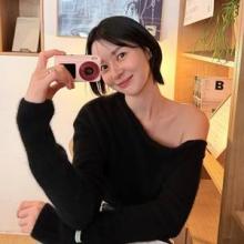 권나라, 겨울 숏컷 미모! 보브 컷과 원숄더 꿀조합 섹시한 미니멀 데일리룩