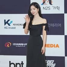 [패션엔 포토] 트와이스 다현, 춘사영화제 레드카펫 여신! 매혹적인 블랙 드레스 자태 