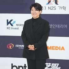 [패션엔 포토] 이정은, 믿고 보는 연기파 배우...춘사영화제 레드카펫 클래식한 블랙 슈트룩