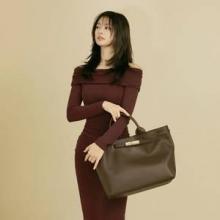 정소민, 몸에 착 절제된 실루엣! 슬림 핏 뽐낸 버건디 오프숄더 원피스룩 