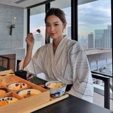 김희정, “오사카에서 나쁜 로맨스와 여유” 호캉스 제대로! 화이트 홈 가운 드레스룩