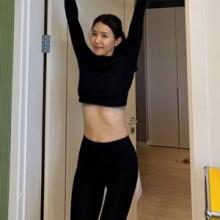 채정안, 새해부터 몸매 관리! 문틀 철봉 앞 탄탄 몸매 레깅스&크롭톱 홈 트레이닝룩