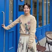 한지혜, 4살 딸 엄마의 러블리! 꽃무늬 니트와 플리츠 스커트 러블리 윈터 데일리룩