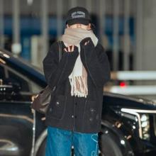 [패션엔 포토] 아이브 안유진, 겨울 꾸안꾸 끝판왕! 울 재킷에 무심하게 툭 머플러 꾸안꾸 출국룩