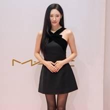 [패션엔 포토] 선미, 마법의 X자 네크라인! 시대를 초월한 매혹의 블랙 미니 원피스룩
