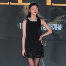 [패션엔 포토] 오마이걸 유아, 인생 첫 도전! 여리여리 리틀 요정미 빛나는 블랙 원피스룩 