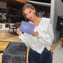 김희정, 겨울도 심플리티 화이트! 구조적 실루엣의 화이트 카라 셔츠 출근룩 