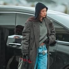 [패션엔 포토] 블랙핑크 제니, 비니와 딱! 바닥을 휩쓴 헤링본 맥시 코트룩 대만 출국