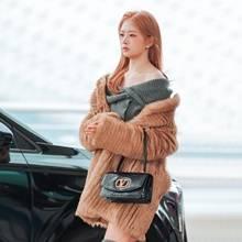 [패션엔 포토] 아이브 레이, 남과는 다르게! 은근히 힙한 복슬복슬 페이크 퍼 코트룩