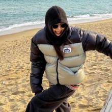 채정안, 훌쩍 떠난 겨울 여행! 혼자 신난 바라클라바와 숏패딩 바닷가 산책룩