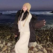 노윤서, 이대여신의 겨울 밤 바다 낭만! 폭 눌러쓴 이어플랩에 넉넉한 패딩 로맨틱 산책룩